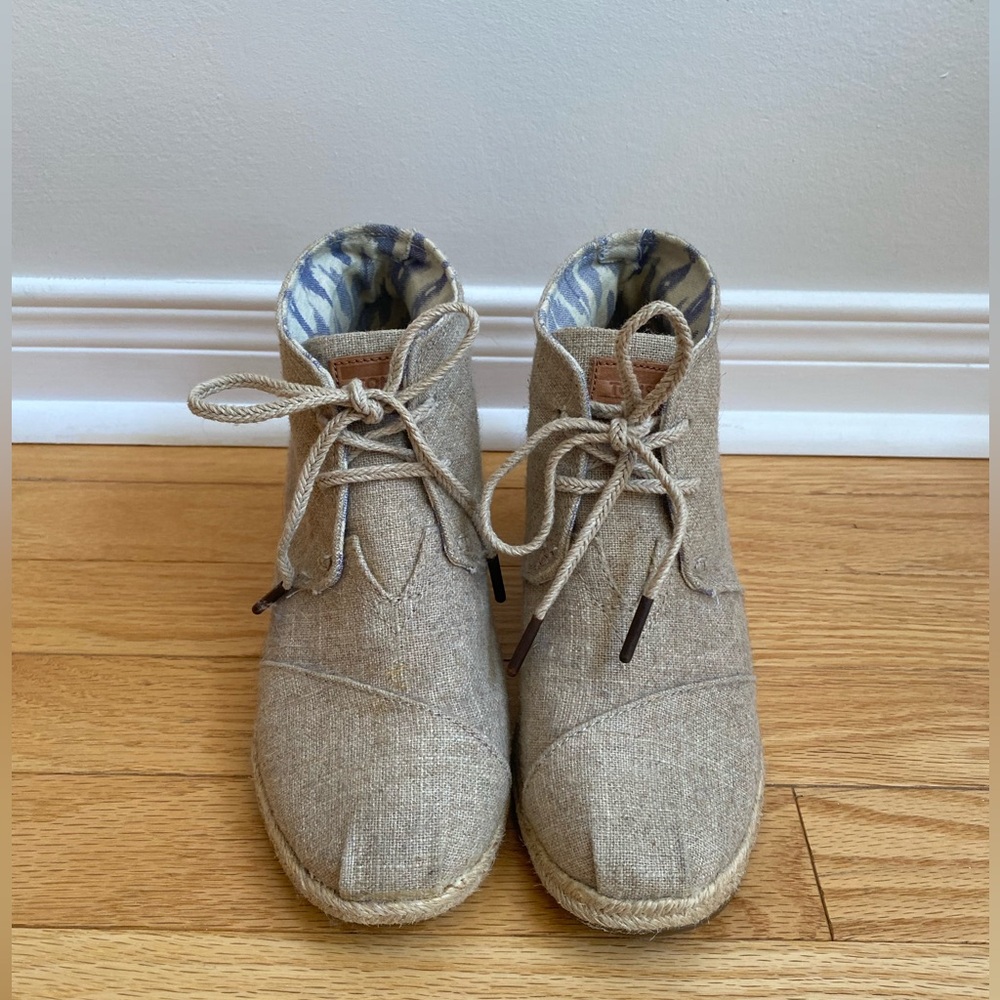Toms Lace Up Burlap Beige Canvas Espadrille Wedges - Size 7